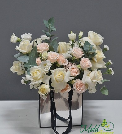 Box with White and Cream Roses photo 394x433